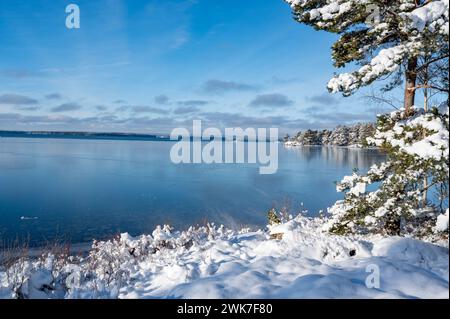 Belle vue sur la glace et l'eau sur le lac Banque D'Images