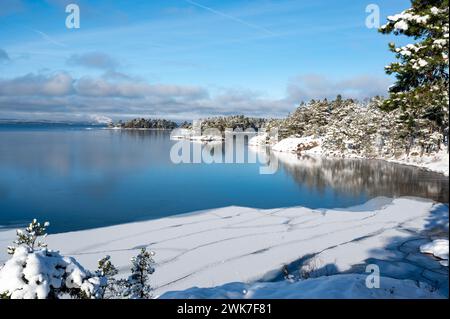 Belle vue sur la glace et l'eau sur le lac Banque D'Images