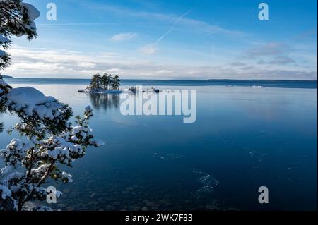 Belle vue sur la glace et l'eau sur le lac Banque D'Images