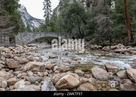 Le vieux pont de pierre Happy Isles sur la rivière Merced dans le parc national Yosemite dans les montagnes de la Sierra Nevada en Californie, États-Unis, Amérique du Nord. Banque D'Images