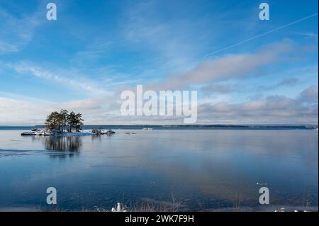 Belle vue sur la glace et l'eau sur le lac Banque D'Images