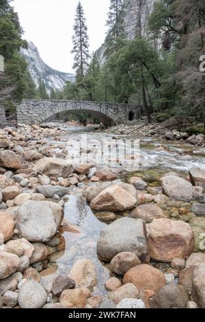 Le vieux pont de pierre Happy Isles sur la rivière Merced dans le parc national Yosemite dans les montagnes de la Sierra Nevada en Californie, États-Unis, Amérique du Nord. Banque D'Images