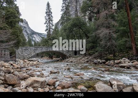 Le vieux pont de pierre Happy Isles sur la rivière Merced dans le parc national Yosemite dans les montagnes de la Sierra Nevada en Californie, États-Unis, Amérique du Nord. Banque D'Images