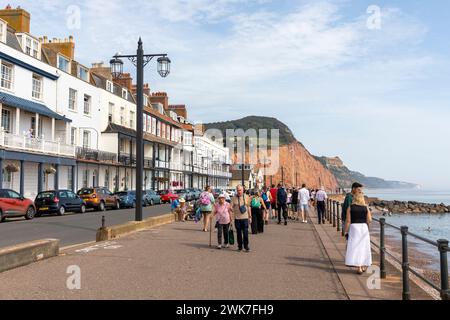 Sidmouth, ville côtière de la côte sud dans le Devon Angleterre, les gens sur l'esplanade le jour chaud de septembre, Angleterre, Royaume-Uni, 2023 Banque D'Images