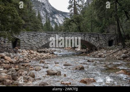 Le pont de pierre Happy Isles sur la rivière Merced dans le parc national de Yosemite dans les montagnes de la Sierra Nevada en Californie. Banque D'Images