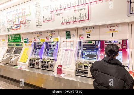 Métro ferroviaire de Tokyo, dame japonaise achète un billet de train au distributeur automatique à Tokyo, Japon, Asie, 2023 Banque D'Images