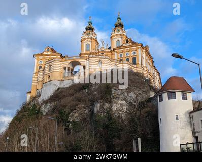 La vue panoramique de l'abbaye de Melk sur la colline. Autriche Banque D'Images