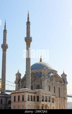 Mosquée Ortakoy aka Buyuk Mecidiye Cami photo verticale. Voyagez à Istanbul concept. Banque D'Images
