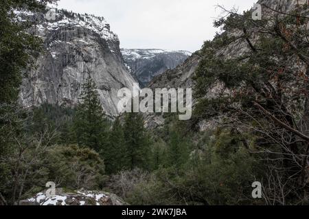 L'étendue sauvage et le paysage des montagnes de la Sierra Nevada en hiver dans le parc national de Yosemite, Californie, États-Unis, Amérique du Nord. Banque D'Images