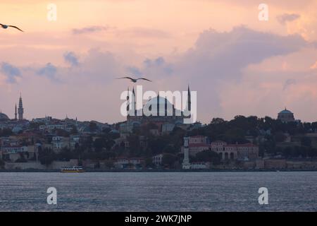 Sainte-Sophie ou mosquée Ayasofya au coucher du soleil depuis le quartier de Kadikoy à Istanbul. Ramadan ou photo de concept islamique. Banque D'Images