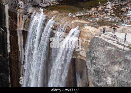 Une vue spectaculaire sur les chutes Vernal dans le parc national de Yosemite et la vallée tandis que la rivière Merced coule sur une falaise. Dans les montagnes de la Sierra Nevada de CA. Banque D'Images