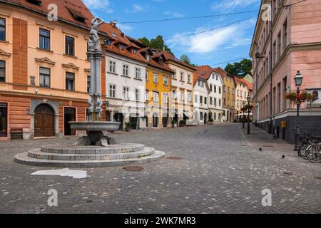 Ljubljana, Slovénie - 14 juillet 2022 : place Levstikov trg dans la vieille ville avec Fontaine Hercule (Herkulov Vodnjak), centre historique de la Banque D'Images