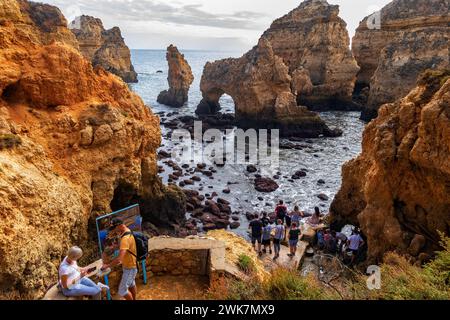 Lagos, Algarve, Portugal - 18 octobre 2023 : les gens à Ponta da Piedade, site pittoresque de la côte Banque D'Images