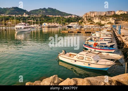 Bateaux à la marina, tôt le matin à Tropea, Calabre, Italie Banque D'Images
