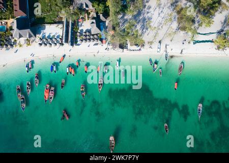 Vue aérienne des bateaux de pêche et des parasols sur la côte de la mer tropicale avec plage de sable.Voyage d'été à Zanzibar, Africa.Top vue des bateaux et gr clair Banque D'Images