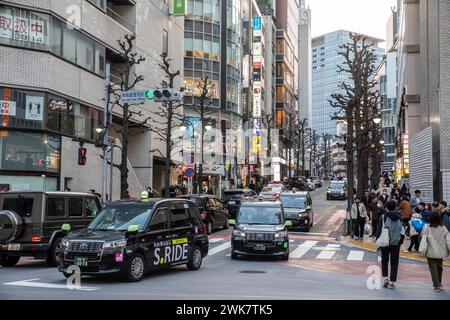 Véhicules de voitures de taxi de Tokyo dans la ville de Shibuya au crépuscule, magasins et enseignes de néon, Japon, Asie, 2023 Banque D'Images