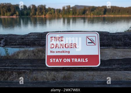 Panneau d'avertissement d'incendie de forêt. Danger d'incendie extrême signe dans le parc. Panneau interdisant les feux de joie. Danger d'incendies de forêt. Herbe brûlante. Un signe rouge il i Banque D'Images