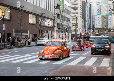 Shibuya, Tokyo, Orange VW volkswagon Beetle car mène des karts de rue sur la route à Shibuya, Japon, Asie, 2023 Banque D'Images