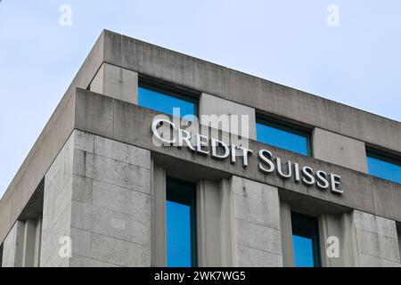 Un signe de Credit Suisse Bank est vu sur un bâtiment à Genève, le 18 février 2024 Banque D'Images