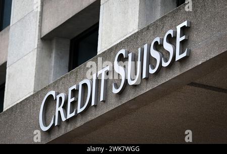 Un signe de Credit Suisse Bank est vu sur un bâtiment à Genève, le 18 février 2024 Banque D'Images