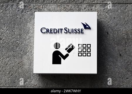 Un signe du Credit Suisse est vu sur un bâtiment à Genève, le 18 février 2024 Banque D'Images