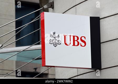 Un signe d'UBS est vu sur un bâtiment à Genève, le 18 février 2024 Banque D'Images