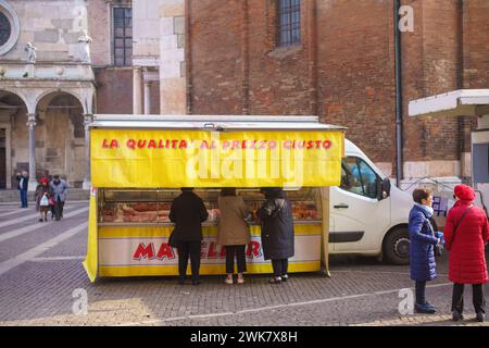 Cremona, Italie - février 17th 2024 personnes centre de foule et place duomo pour le shopping à vendeur stand dans le marché de rue en hiver saturé tous les jours Banque D'Images