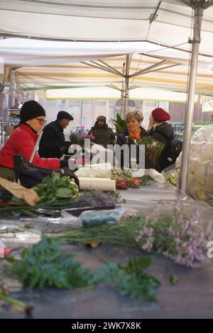 Cremona, Italie - février 17th 2024 personnes centre de foule et place duomo pour le shopping à vendeur stand dans le marché de rue en hiver saturé tous les jours Banque D'Images