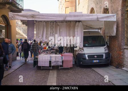 Cremona, Italie - février 17th 2024 personnes centre de foule et place duomo pour le shopping à vendeur stand dans le marché de rue en hiver saturé tous les jours Banque D'Images
