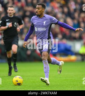 Brentford v Liverpool - premier League - GTECH Community Stadium - 17 février 2024. Ryan Gravenberch en action au stade communautaire GTECH. Crédit photo : Mark pain / Alamy Live News Banque D'Images