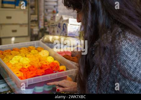 Cremona, Italie - février 17th 2024 personnes centre de foule et place duomo pour le shopping à vendeur stand dans le marché de rue en hiver saturé tous les jours Banque D'Images
