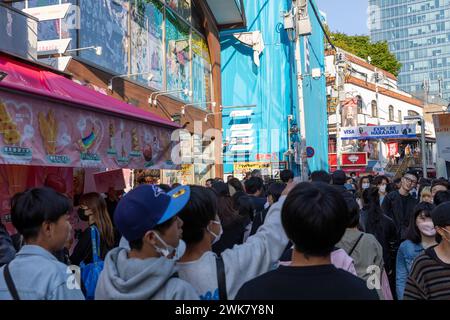 Quartier Harajuku à Tokyo, acheteurs dans la rue commerçante Takeshita dori, Tokyo, Japon, 2023 Banque D'Images