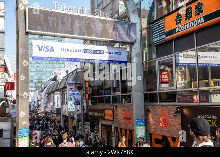 Quartier Harajuku à Tokyo, acheteurs dans la rue commerçante Takeshita dori, Tokyo, Japon, 2023 Banque D'Images