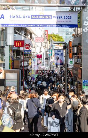 Quartier Harajuku à Tokyo, acheteurs dans la rue commerçante Takeshita dori, Tokyo, Japon, 2023 Banque D'Images