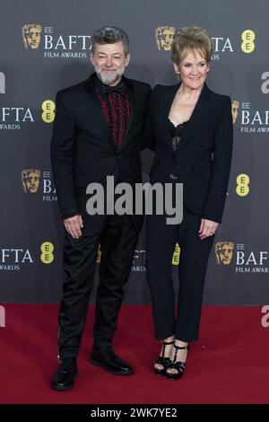 Londres, Royaume-Uni. 18 février 2024. LONDRES, ROYAUME-UNI - 18 FÉVRIER 2024 : Andy Serkis et Loraine Ashbourne assistent à la cérémonie des EE BAFTA film Awards au Royal Festival Hall de Londres, Royaume-Uni, le 18 février 2024. (Photo de Wiktor Szymanowicz/NurPhoto) crédit : NurPhoto SRL/Alamy Live News Banque D'Images