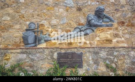 Llerena, Espagne - 26 juin 2021 : Pedro Cieza de Leon sculpture. Conquistador espagnol et chroniqueur. Artiste inconnu, 2018 Banque D'Images