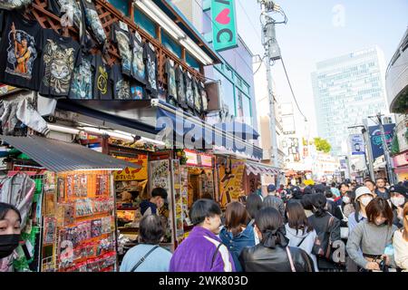 Quartier Harajuku à Shibuya, Tokyo et sa célèbre rue commerçante Takeshita Dori, où la culture de la jeunesse japonaise et les boutiques branchées existent, Japon, Asie, 2023 Banque D'Images