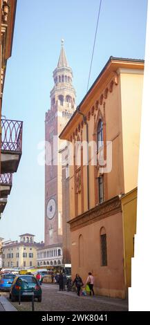 Cremona, Italie - février 17th 2024 personnes centre de foule et place duomo pour le shopping à vendeur stand dans le marché de rue en hiver saturé tous les jours Banque D'Images