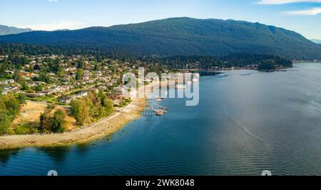 Une vue panoramique sur le bras indien et les montagnes à North Vancouver, BC, Canada Banque D'Images