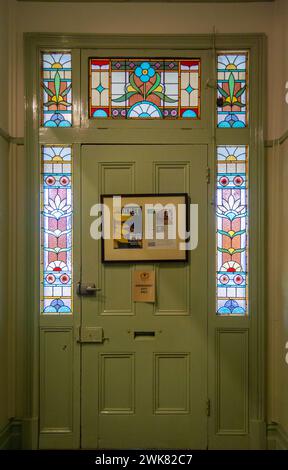 Beechworth, Australie, avril 2018 - porte d'entrée d'une maison historique entourée de vitraux colorés, vue de l'intérieur Banque D'Images