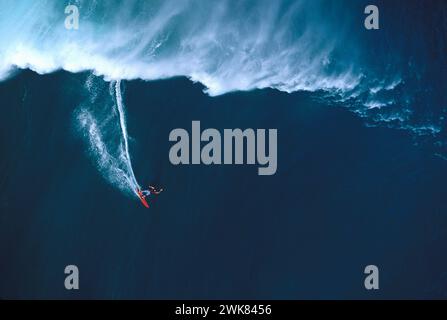 Faites du surf sur les grosses vagues à Hawaï Banque D'Images