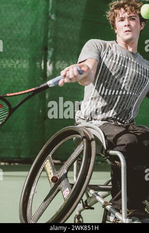 Joueur de tennis paralympique autrichien balançant sa fusée, Tenerife, Îles Canaries, Espagne Banque D'Images