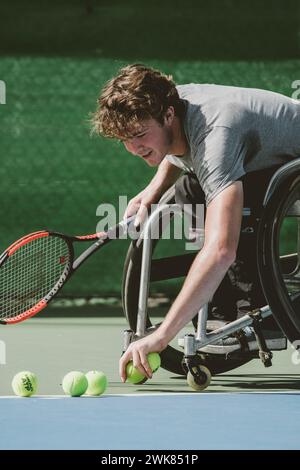 Joueur de tennis paralympique autrichien ramassant la balle, Tenerife, Îles Canaries, Espagne Banque D'Images