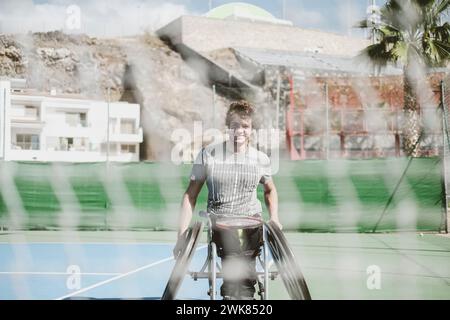 Joueur de tennis paralympique autrichien vu derrière mesh, Tenerife, Îles Canaries, Espagne Banque D'Images