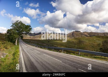 Route asphaltée à Lamas de Mouro, près du parc national Peneda-Gerês Banque D'Images