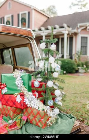 Jeep vintage avec cadeaux de Noël et arbre de Noël. Banque D'Images