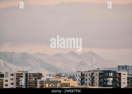 Vue pittoresque des bâtiments résidentiels par les montagnes enneigées Banque D'Images