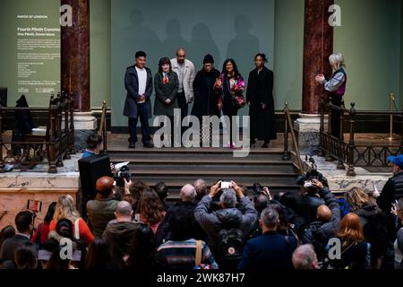 (De gauche à droite) Gabriel Chaile, Ruth Ewan, Thomas J Price, Veronica Ryan, Chila Kumari Singh Burman et Tschabalala Self. 6 des 7 candidats présélectionnés s'alignent pour une photo lors de l'annonce des propositions présélectionnées pour la prochaine commande artistique pour le quatrième plinthe de Trafalgar Square, à la National Gallery de Londres. Date de la photo : lundi 19 février 2024. Banque D'Images