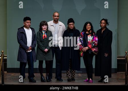 (De gauche à droite) Gabriel Chaile, Ruth Ewan, Thomas J Price, Veronica Ryan, Chila Kumari Singh Burman et Tschabalala Self. 6 des 7 candidats présélectionnés s'alignent pour une photo lors de l'annonce des propositions présélectionnées pour la prochaine commande artistique pour le quatrième plinthe de Trafalgar Square, à la National Gallery de Londres. Date de la photo : lundi 19 février 2024. Banque D'Images