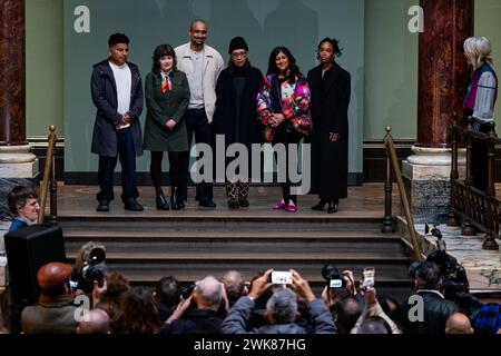 (De gauche à droite) Gabriel Chaile, Ruth Ewan, Thomas J Price, Veronica Ryan, Chila Kumari Singh Burman et Tschabalala Self. 6 des 7 candidats présélectionnés s'alignent pour une photo lors de l'annonce des propositions présélectionnées pour la prochaine commande artistique pour le quatrième plinthe de Trafalgar Square, à la National Gallery de Londres. Date de la photo : lundi 19 février 2024. Banque D'Images